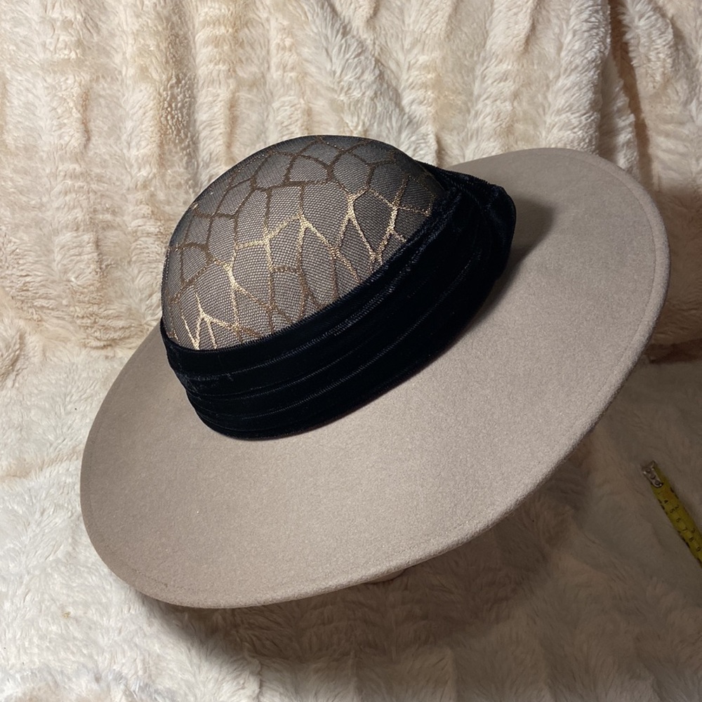 Vintage Whittall & Shon wool velvet hat